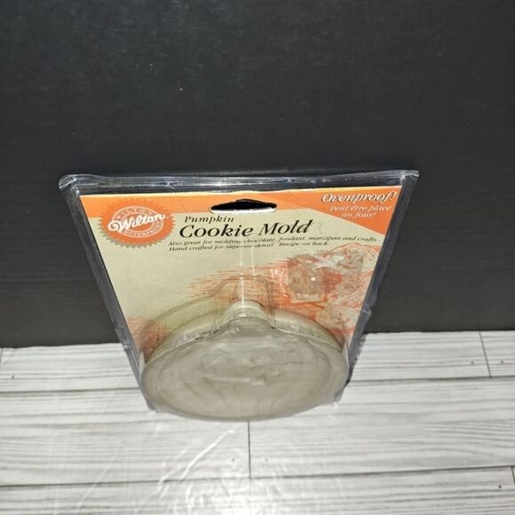 Wilton Halloween Pumpkin Cookie Mold Jack-O-Lantern Vintage Ovenproof Stoneware - Picture 2 of 8